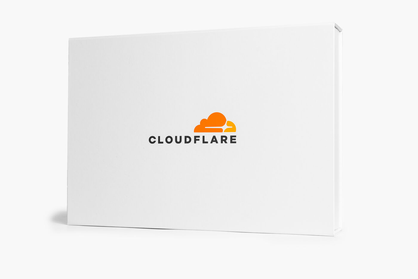 Dárkové balení Cloudflare s vypáleným logem