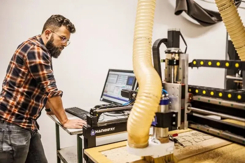 Velkoformátová CNC frézka v dílně Forma Studio v Šumperku